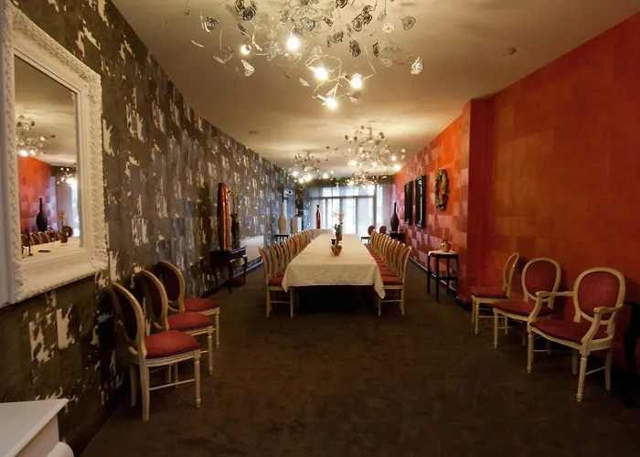Cit\'Hotel B Hotel
